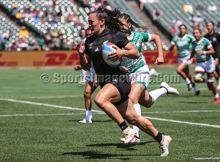 2018RugbySevensFri-07.JPG - Portia Woodman scores the first try for New Zealand against Mexico in the women's first round of the 2018 Rugby World Cup Sevens, July 20-22, 2018, held at AT&T Park, San Francisco, CA. New Zealand defeated Mexico 57-0.